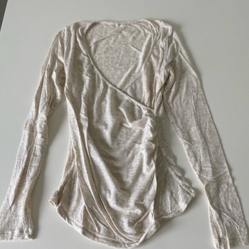 beige pitkähihainen paita