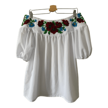 Helmikirjailtu off shoulder -pusero