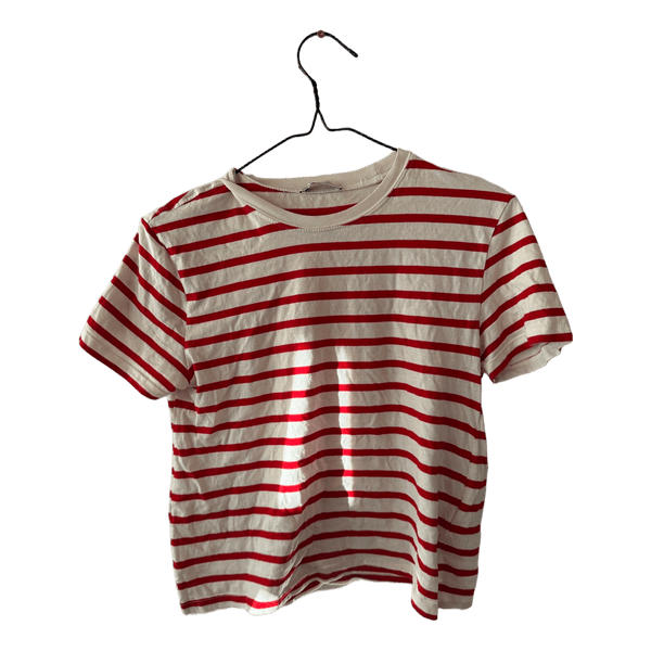 Rød- og hvidstribet t-shirt