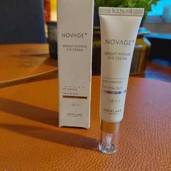 Novage kirkastava silmänympärysvoide