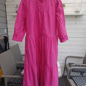Pinkki pitsireunainen mekko