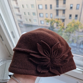 Uusi KN Collectionin ruskea "Mariela" -hattu
