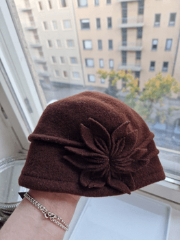 Uusi KN Collectionin ruskea "Mariela" -hattu