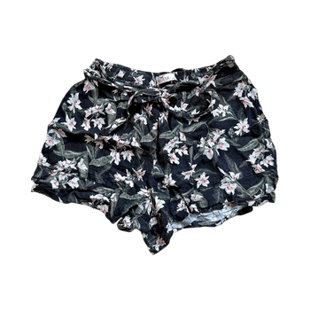 Pehmeät kukkashortsit