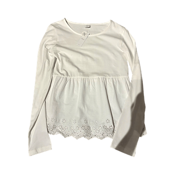 Valkoinen pitkähihaisessa t-paidassa