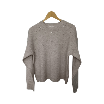 Beige neulepusero helmikoristeilla