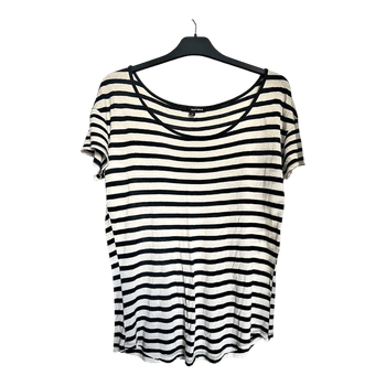 Mustavalkoinen paita raidoilla