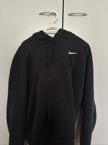 Musta Nike huppari