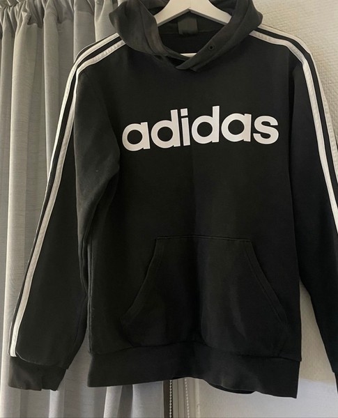 Musta Adidas huppari