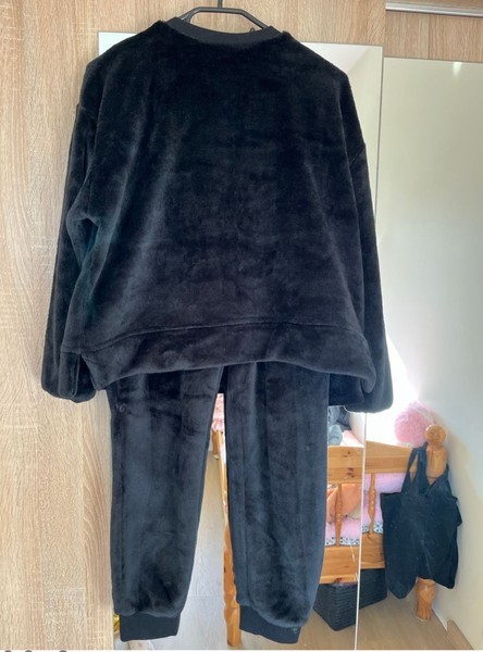 Asos Design lounge ülipehme fliisist dressikomplekt mustas värvitoonis.
