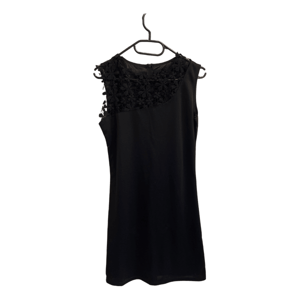 Black sleeveless lace dress