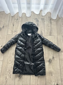 Juoda Calvin Klein striukė