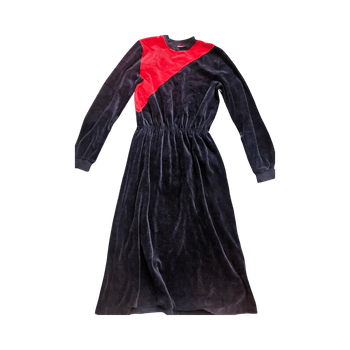 Punainen ja tummansininen pitkä samettinen mekko