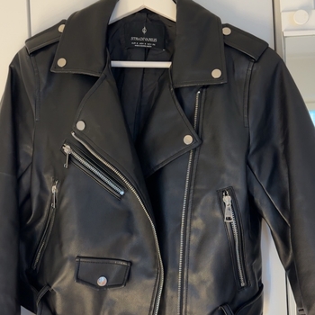 musta nahkatakki biker