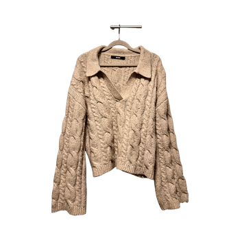 Vaalean beige neulepaita