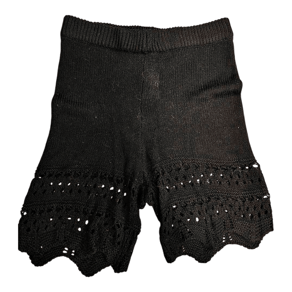 Mustat neulotut shortsit