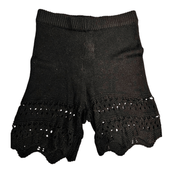 Mustat neulotut shortsit