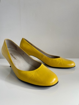 Yellow heels by Penelope