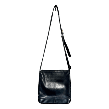 Musta nahkainen olkalaukku