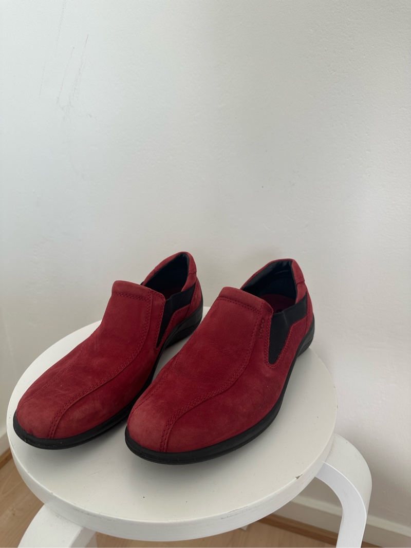 Punaiset mokkanahkaiset slip-on kengät