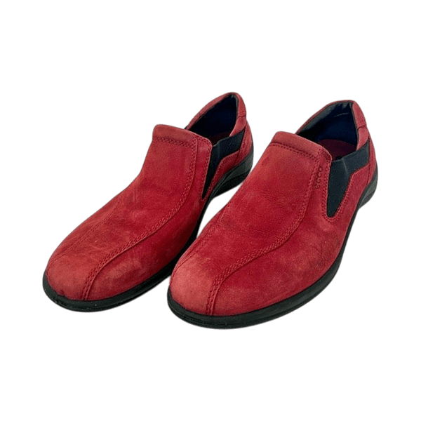 Punaiset mokkanahkaiset slip-on kengät
