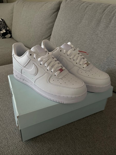 Valkoiset Nike Air Force 1 -tennarit