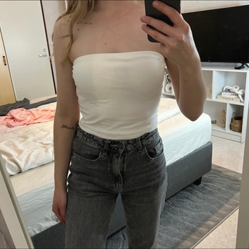 Valkoinen hihaton toppi