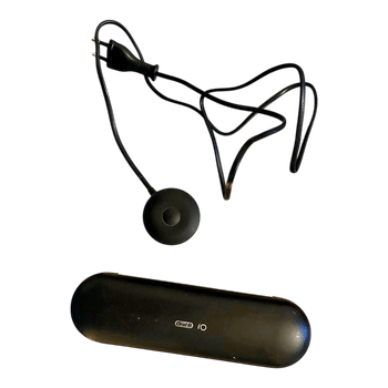 Oral-B iO charger and charging case