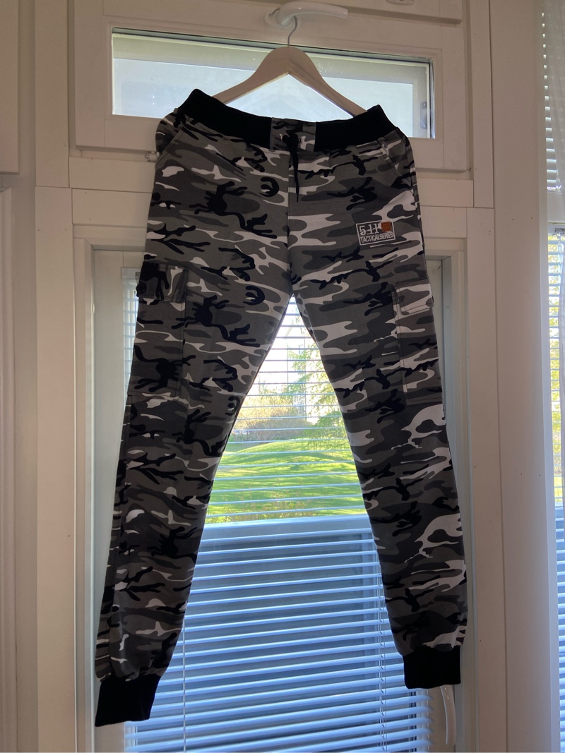harmaa camo collegehousut