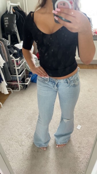 Ljusblå lågmidjade utsvängda jeans