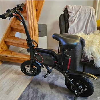 Musta sähköpotkulauta satulallaAmazing new electric city bike , foldable 

