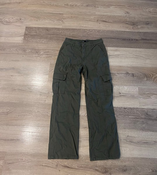 House green cargo trousers / military style