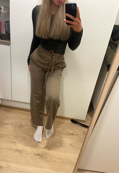 leveälahkeiset college housut