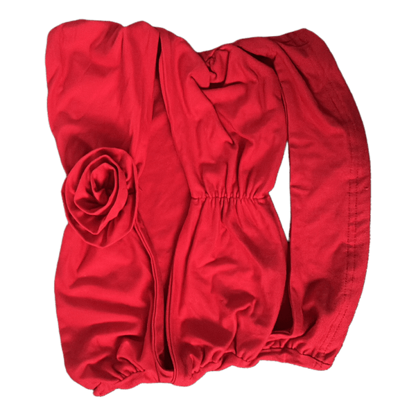 Rød top med rosedetalje