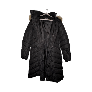 Musta toppatakki hupulla