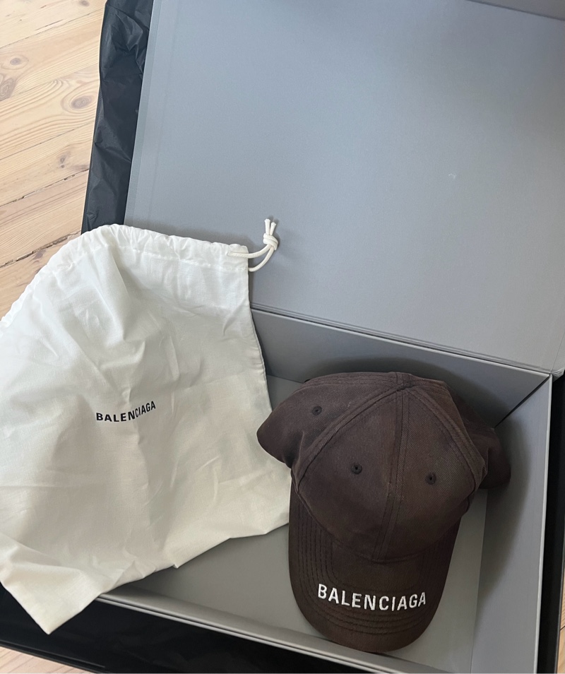 Balenciaga lippis 