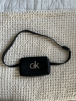 Calvin Klein vyölaukku