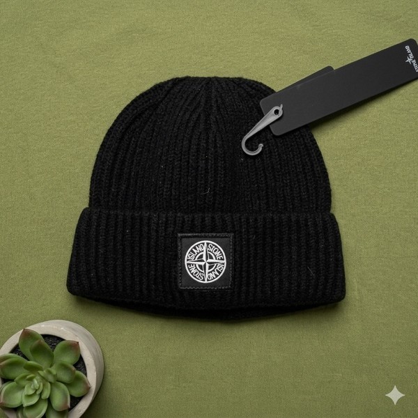 Black ribbed beanie