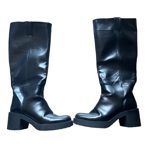 mustat bootsit