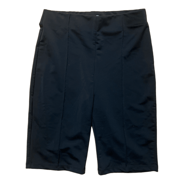 Mustat shortsit