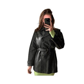 Musta aito nahkatakki vyöllä