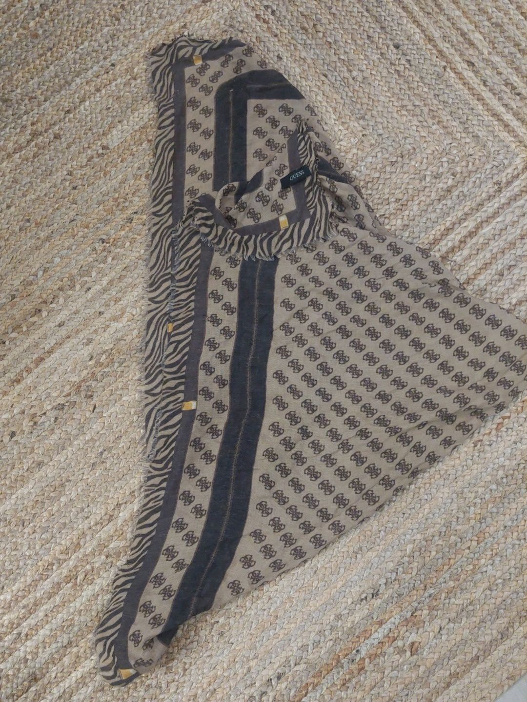 Guess scarf