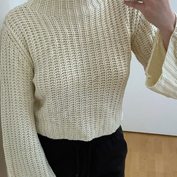 Vaalea beige neule leveillä hihoilla crop-malli M – cozy / minimalistinen / trendikäs