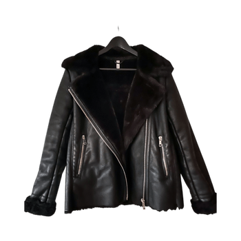 Mustat tekoturkisbiker-takki