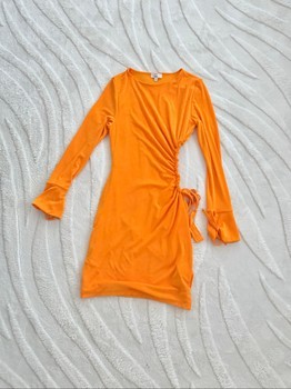 Oranssi mekko