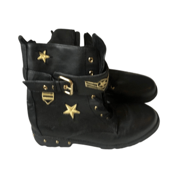 Musta nilkkurit tähtikoristeilla