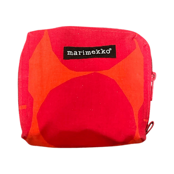 Punainen kosmetiikkalaukku