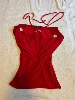 Punaine off the shouldet toppi