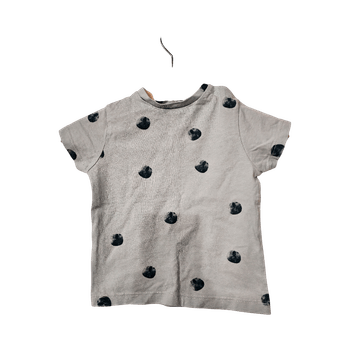 Sininen t-paita, jossa pilkkuja