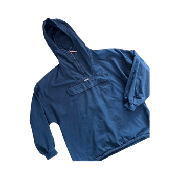 Tummansininen anorakki hupparilla